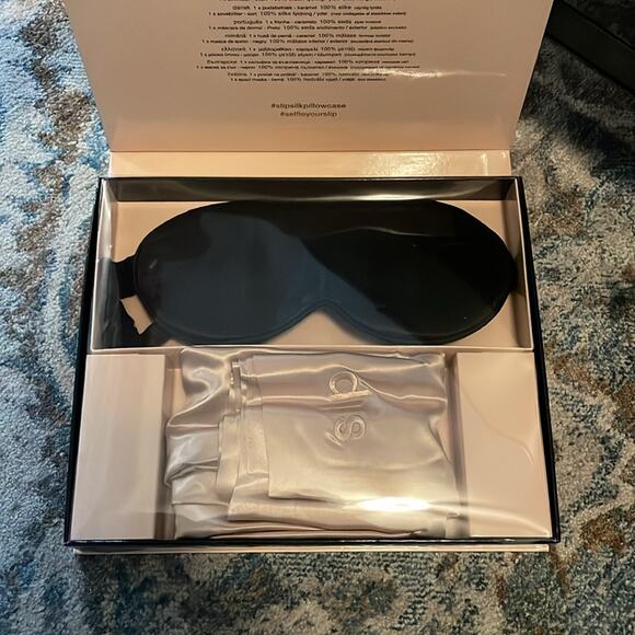 Slip Beauty Sleep Gift Set Caramel Pillowcase and Black Sleep Mask Open Box - Picture 5 of 5